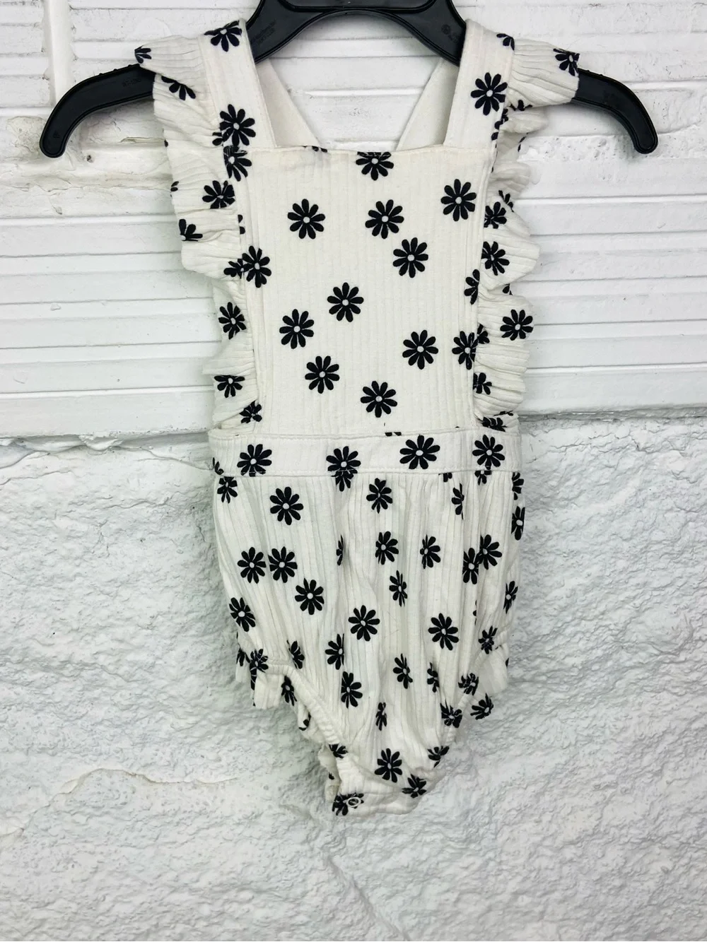 NWOT Cat & Jack White ribbed ruffle Floral Bubble Romper with Black Daisies 3-6M